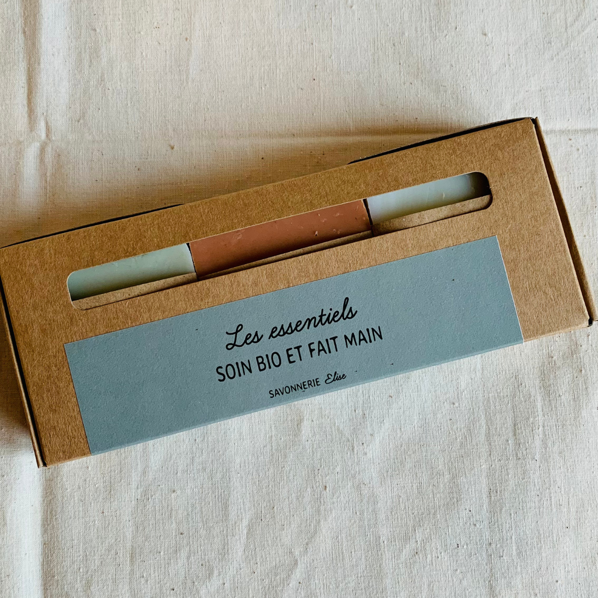 Coffret savons biologique - fait main - les essentiels de la savonnerie avec et sans huiles essentielles - un cadeau idéal pour les clients.