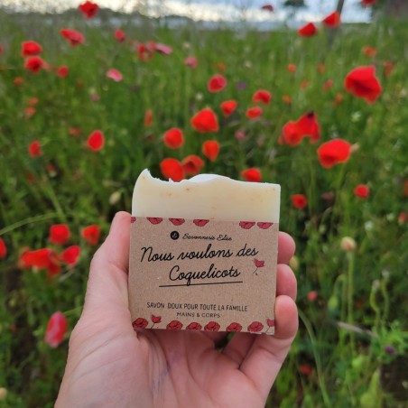Texture exfoliante douce à la poudre de coquelicot du savon solide rose, savon naturel riche en karité pour peaux sèches et sensibles