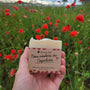 Texture exfoliante douce à la poudre de coquelicot du savon solide rose, savon naturel riche en karité pour peaux sèches et sensibles