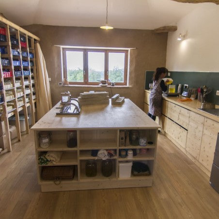 atelier savon au coeur d'une ferme des monts du lyonnais - rénovation écologique avec des enduits en terre. Un lieux ressourçant pour passer un moment entre amis, en famille ou entre collègue. 