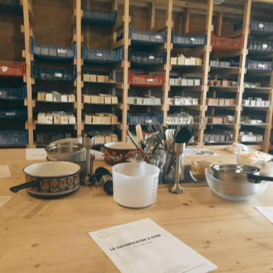 Atelier savon au coeur d'une savonnerie artisanale - fabrication de savons personnalisés et biologique. Des savons doux pour toute la famille. SAF atelier dans les monts du lyonnais .