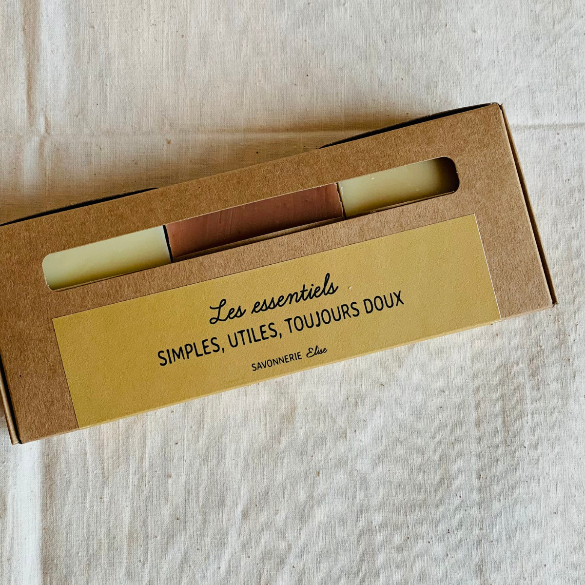 Coffret minimaliste - composé de 3 savons solides biologiques - les essentiels, des savons simples utiles , des savons toujours doux. 