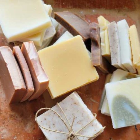 Assortiment de chutes de savons artisanaux vendus au poids, initiative anti-gaspillage de la Savonnerie Elise, prix réduit