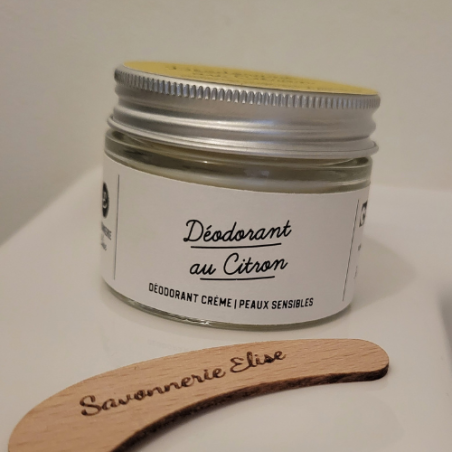 Utilisation de la spatule en bois pour récupérer le fond de pot d'un baume ou d'une chantilly de karité, geste anti-gaspillage
