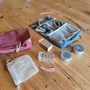 Une trousse de voyage - imaginé pour l’itinérance et le minimalisme - En randonnée, en vans ou dans tous autre moyen de transport vous pourrez emporter vos soins minimaliste et biologique avec vous. 